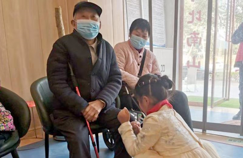 关爱老人 奉献爱心:驻马店实验小学开展爱老敬老社会实践活动