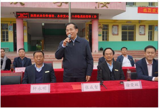 捐资助学献爱心 书香墨香进校园