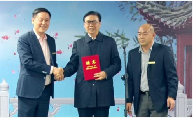 河南省大爱文化艺术发展基金会聘请吴希悦同志任名誉会长