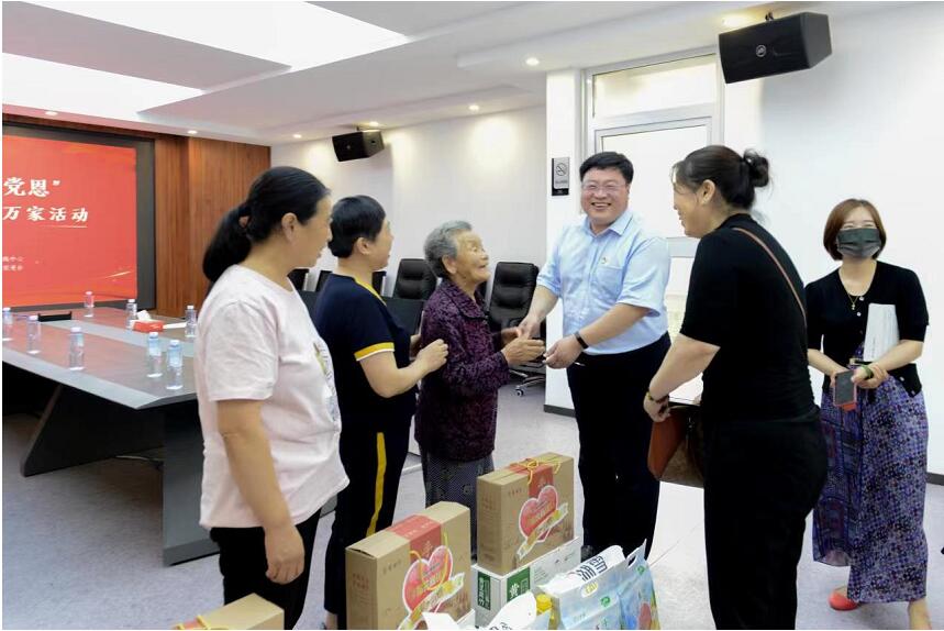 在魏都区新时代文明实践中心慰问身边好人