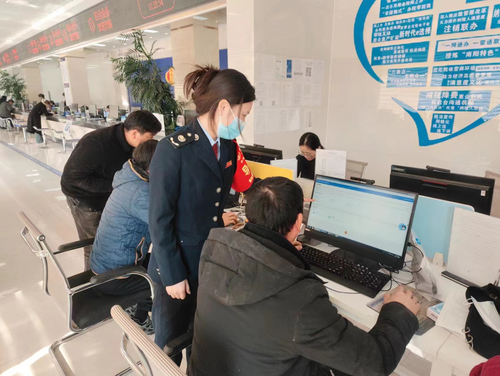 南阳示范区税务局:深耕精细服务 落实首问责任制