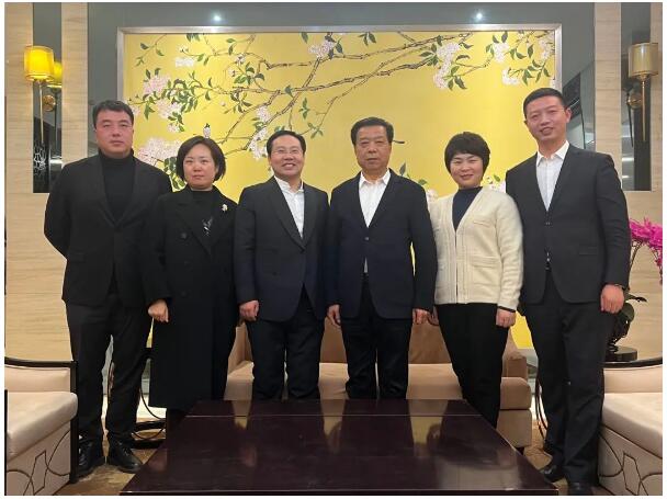 东方战略管理专家姜岚昕一行到访好想你枣业,架构好想你商学院,推动品牌战略全新升级…
