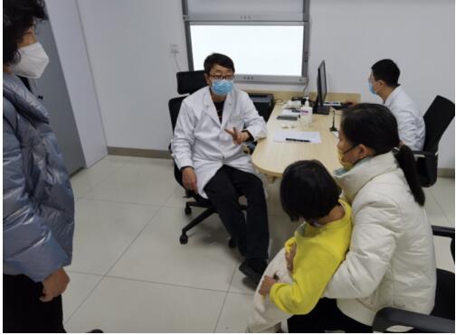 患者福音 国内知名脑瘫专家亲临郑州坐诊手术